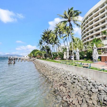 602 Harbour Lights With Ocean Views Hotell Cairns Rum bild