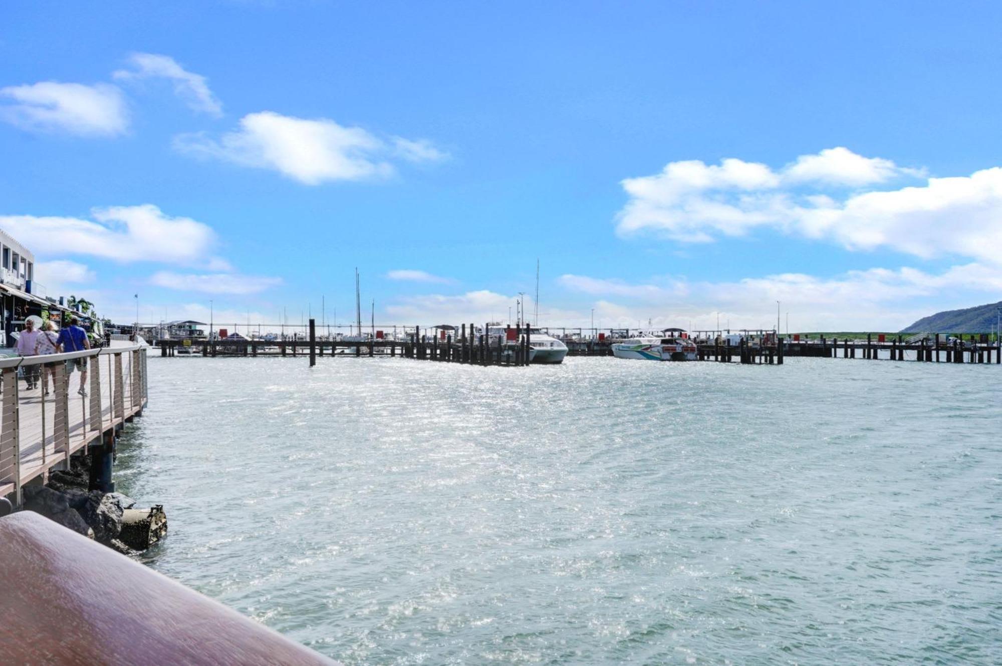 602 Harbour Lights With Ocean Views Hotell Cairns Rum bild