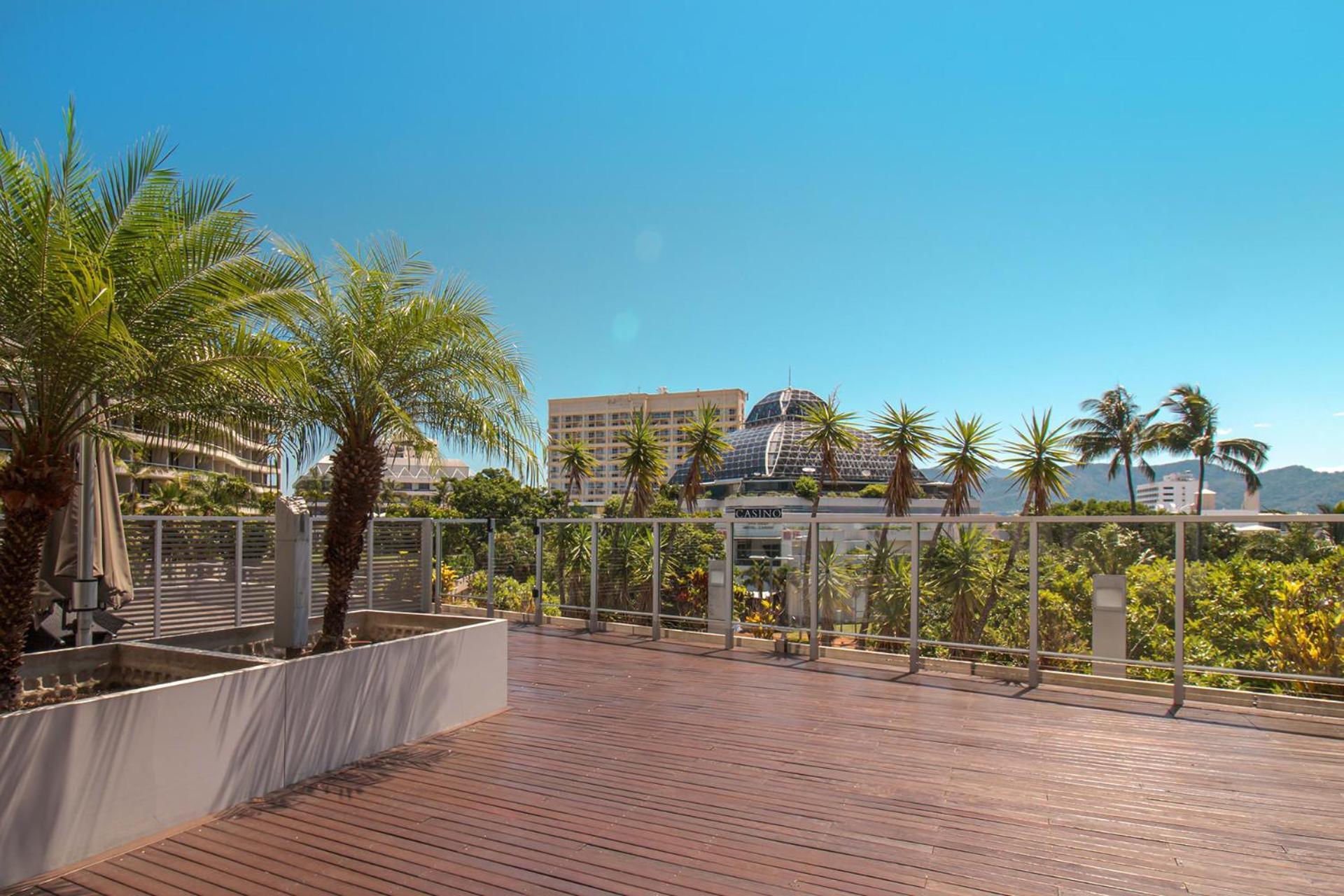 602 Harbour Lights With Ocean Views Hotell Cairns Rum bild